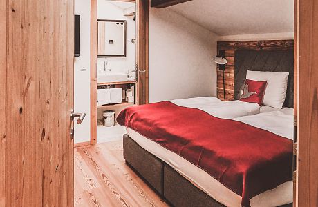 The Achental suite has cosy feature elements - in Alpine chic. Pure holiday.
